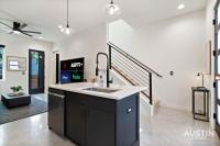 Luxury 2BR 2BA East Austin retreat w yard, deck and garage parking by Austin Vacay - B&B Austin