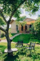 Peaceful Hill Homestay - B&B
