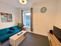 Treforest Apartment - Iris - Next to Train Station - Bed and Breakfast Treforest