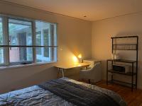 Chambre Lit Queen-Size avec Salle de Bains Commune