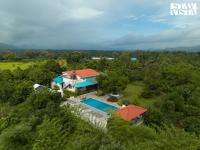 StayVista at Bayleaf Villa with Pool, Lawn, Wi-Fi - Chambres d'hôtes Nashik