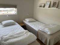 Bo på husbåt med egen badplats - B&B Gamleby