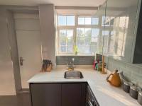 Comfortable 4-Bed 2-Bath flat in Paddington with AC near Edgware Road & Hyde Park by Staylio London - Chambres d'hôtes Londres