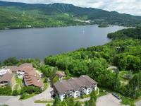 Stunning One-Bedroom Condo With Lake View - Chambres d'hôtes Mont-Tremblant