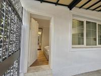 Zimmer mit Queensize-Bett und Gartenblick