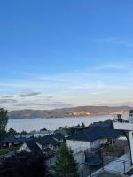 Semi-detached house with lovely views of the city fjord - Chambres d'hôtes Ask
