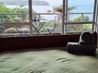 Zimmer mit Kingsize-Bett und Meerblick