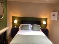 Suite con cama extragrande y sofá cama