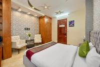 Habitación con cama grande y balcón