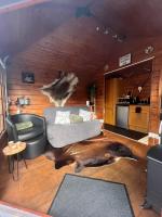 Romantic Swiss Cabin Hideaway & Hot Tub Spa Pool - B&B Chandler's Ford