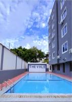 Modern Cozy 2 BR Apartment at The Vale Residence with Pool, Balcony, 5 Minutes walk to the Beach! - Bed and Breakfast Mombassa