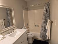 Spacious 5BR Walk to Wild Waves! - B&B Federal Way