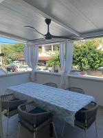 villa TiCia a 100 metri dalla spiaggia con parcheggio privato - B&B Lido Marini