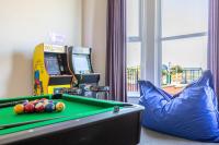 Entire Home on Beach Front, Sleeps 25 with Free Parking - B&B Rhyl