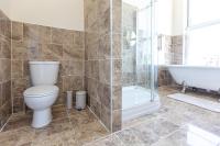 Entire Home on Beach Front, Sleeps 25 with Free Parking - B&B Rhyl