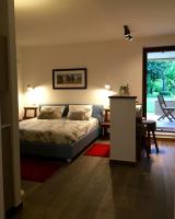Suite con cama extragrande y vistas a la piscina
