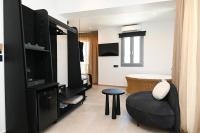 ASTREA Relax Suites - Bed and Breakfast Adámas