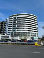 Modern 2 Bed 2 Bath Apartment with Parking opposite Westfield Doncaster - B&B