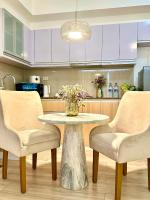 Modern Condo at The Venice Luxury Mckinley Hill - Chambres d'hôtes Manille