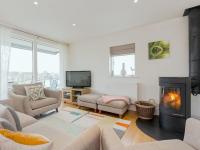 Sorrel House - stunning lakeside family home with very comfortable beds and dog friendly, free spa access - B&B Somerford Keynes