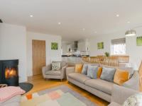Sorrel House - stunning lakeside family home with very comfortable beds and dog friendly, free spa access - Chambres d'hôtes Somerford Keynes