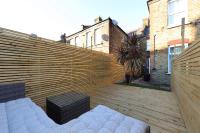 Newly refurbished 2 br apartment with a beautiful garden - B&B Londra