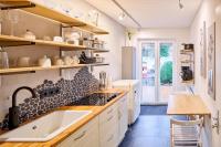 Kunst Apartment, mit Hundertwasserbad und Terrasse, Hund willkommen! - B&B Greetsiel