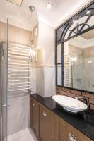 Glamour studio with free-standing Buthtub