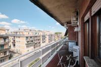 Colosseum at 18 Min by Metro Bright and Cozy Room - Free Parking Pool Access - AC and WiFi - Chambres d'hôtes Rome