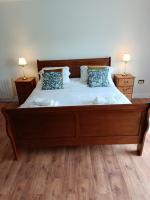 Zimmer mit Kingsize-Bett und Gartenblick.