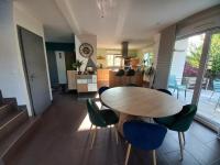 Villa 3 chambres, piscine privée, salle cinéma, salle jeu, proche route des vins et Colmar - B&B Issenheim