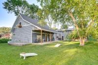Walk to Spring Lake w/ Waterpark: Family Retreat! - Chambres d'hôtes North Mankato