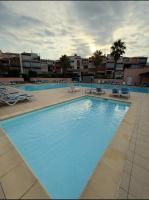 Vue Port, piscine et parking 4 Couchages Appartement Entièrement Rénové - Chambres d'hôtes Le Cap d'Agde