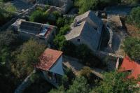 Romantic stone house and yard near stunning beach - B&B Veliki Drvenik