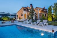 Villa Ritoša, a beautiful pool villa surrounded by greenery - Chambres d'hôtes Trviž