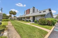 Ground Level and End Condo Unit - Quiet 2 Bedrooms and 1 Bath - B&B Melbourne