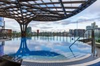 VIEWS, Pool & Spa, Gym, Modern Living - B&B Melbourne