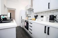3 Bedroom House in Mountain Ash Cynon View by TŷSA - B&B