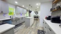 Pocono Hideaway,Big Screen TV, Crisp Air & Autumn Fun - Bed and Breakfast East Stroudsburg