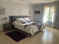 Suite mit Queensize-Doppelbett und Poolblick