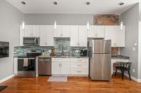 Findlay Market Studio, King Bed and Historic Brick - B&B Cincinnati
