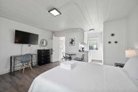 East Market Studio, Queen Bed and Workspace - B&B Columbus