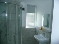 Zimmer mit Kingsize-Bett