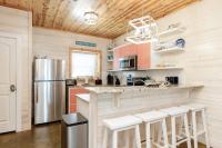 Resort Pool & Pet Friendly - Sleeps 9 - Bed and Breakfast Port Aransas