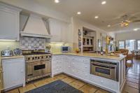 Luxurious Mykonos in Santa Barbara with Outdoor Deck Short Bike Ride to Beach - Chambres d'hôtes Santa Barbara