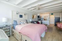 Coral Cove Beachfront Condo for 3 with Onsite Pool - Bed and Breakfast Panama City Beach
