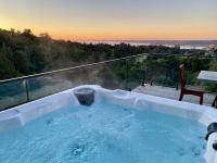 Nestled in Nature, 2 Bedroom Treetop Home - B&B Raglan