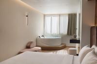 Deluxe Suite mit Whirlpool-Badewanne