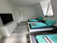 Fischer Apartment 2 - geräumige Monteurs- & Ferienwohnung mit 4 Schlafzimmern - neu renoviert mit privater Terrasse, Smart-TV & voll ausgestatteter Küche - ideal für Arbeit, Gruppen & Familien - B&B Villingen-Schwenningen