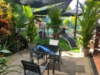 Oasis, in leafy Whitfield. - B&B